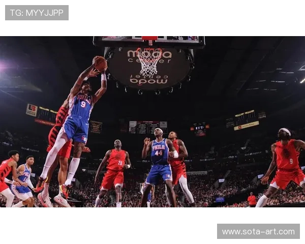 开拓者闪电快攻掀高潮 格兰特强势冲击篮下完成精彩暴扣 开拓者闪电快攻掀高潮 格兰特强势冲击篮下完成精彩暴扣